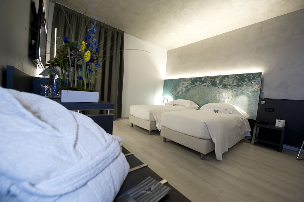 SUPERIOR, DOUBLE OR TWIN BED
