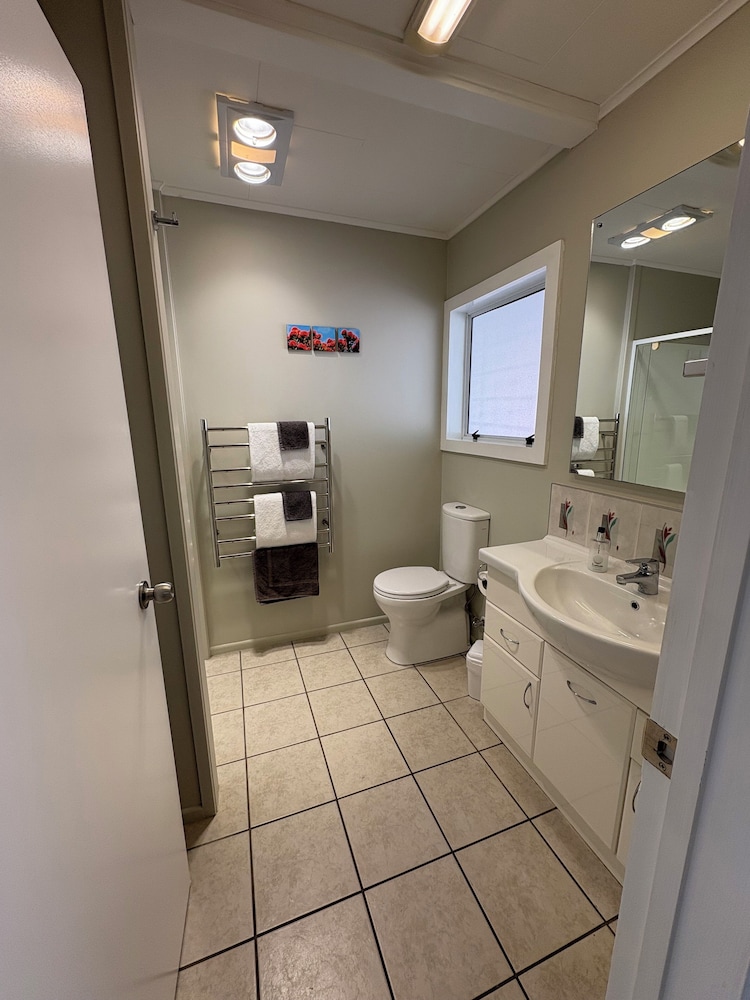 Ash Grove Boutique Motel 70/70