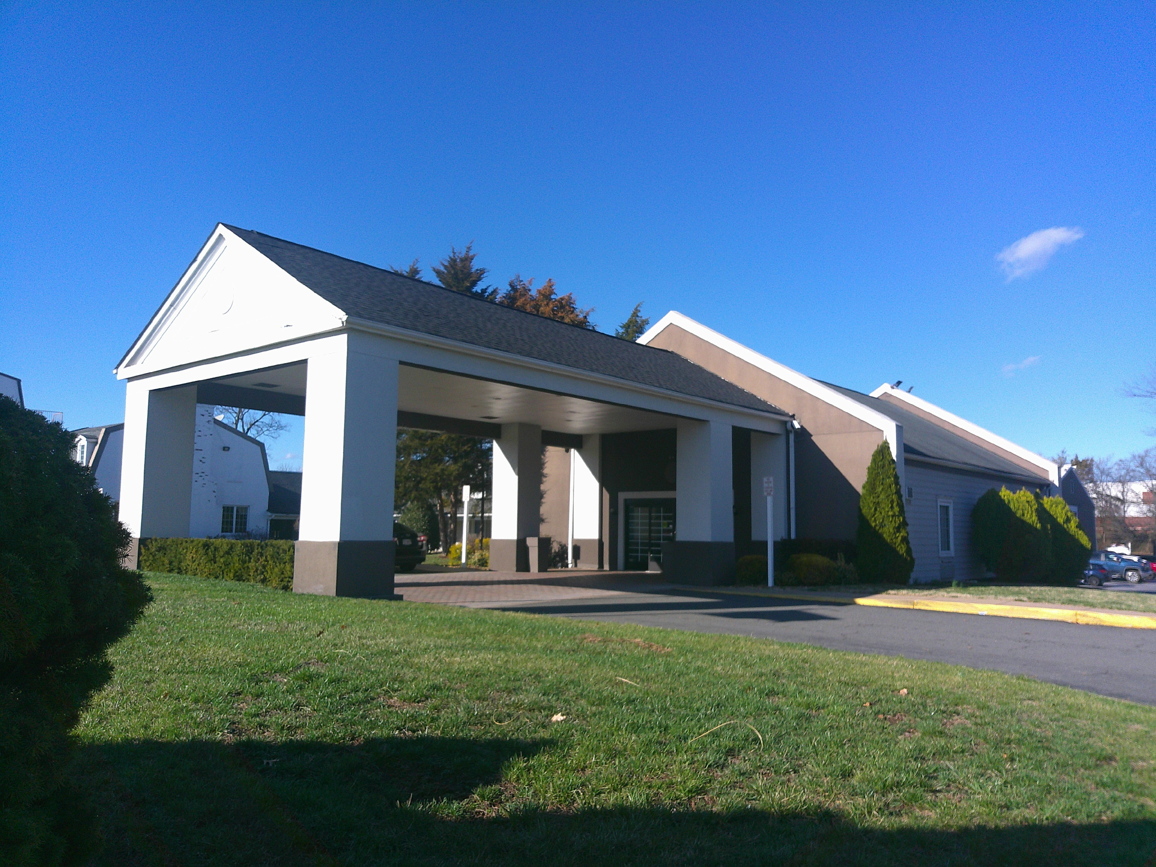 HomeTowne Studios by Red Roof Leesburg 1/8