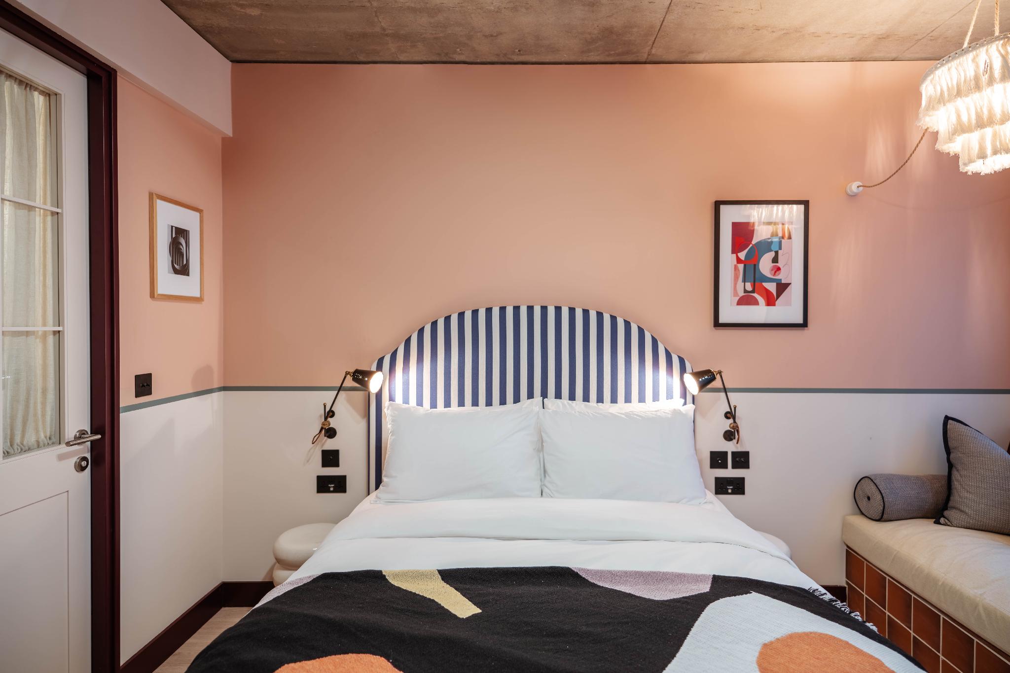 Studio, King Bed, No Window