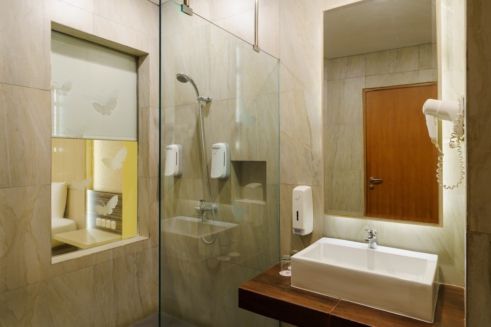 RedDoorz Plus near Dunia Fantasi Ancol 18/19
