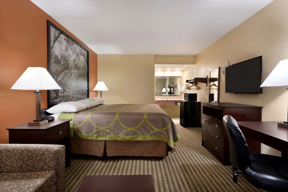 Super 8 by Wyndham Ruston 10/21