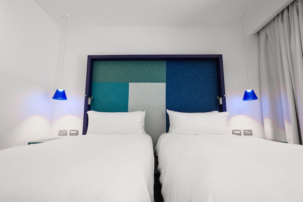 Superior, Twin Beds, Hill View