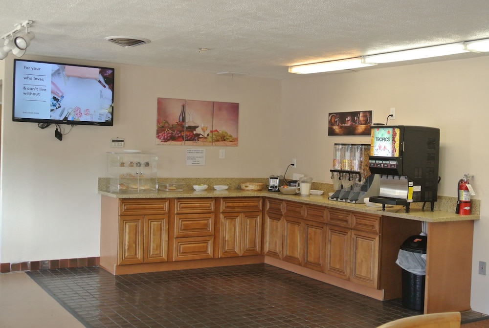 Vino Inn & Suites (ex Rancho Tee Motel) 11/63