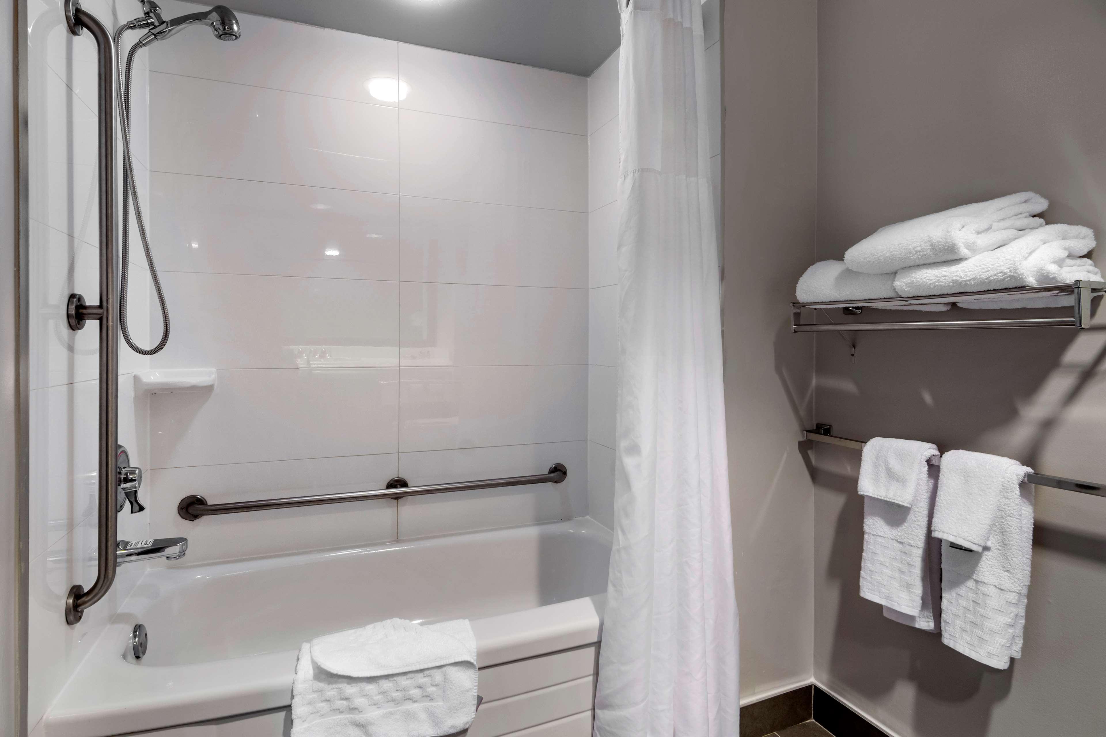 غرفة بسرير كينج لذوي الإعاقة، Best Western Plus Vancouver Airport Hotel 2/2