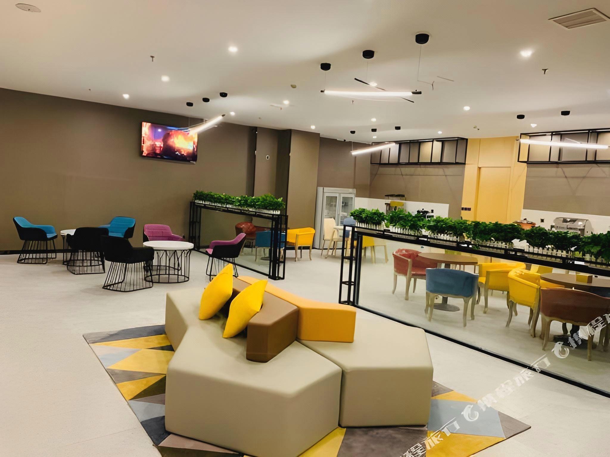 IU Hotels Wuhan Jianghan Road Metro Station 39/50