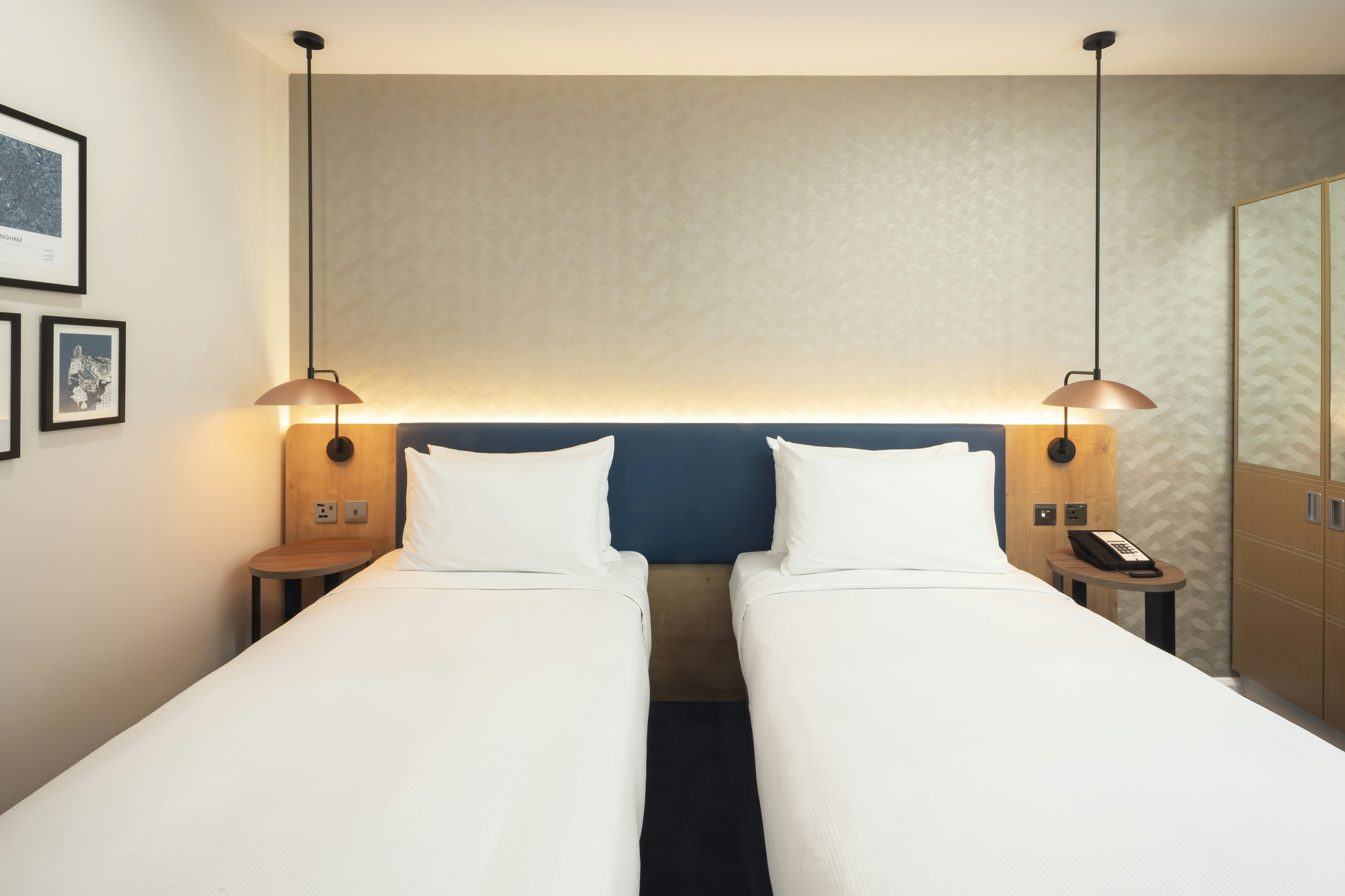 GUEST ROOM, TWIN BEDS