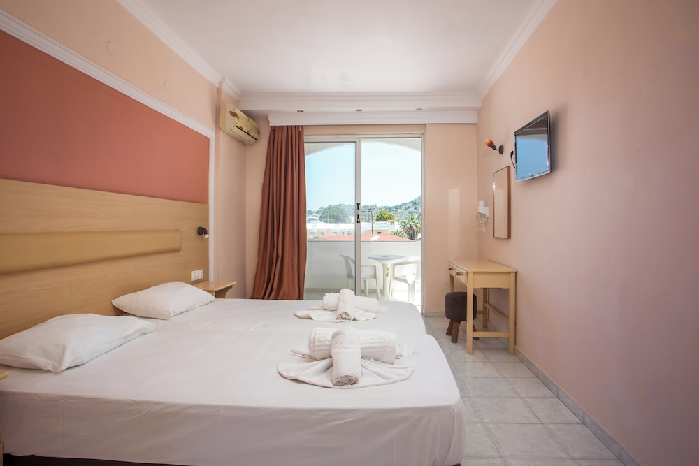 غرفة قياسية بثلاثة أسرّة، Diagoras Hotel 4/7
