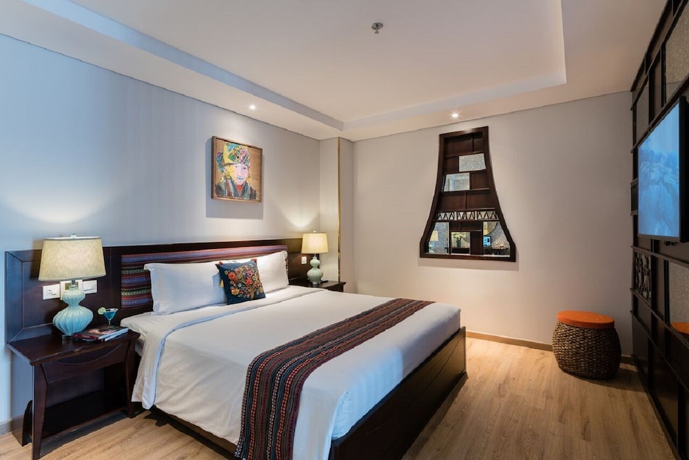 Au Lac Center Hotel 11/50