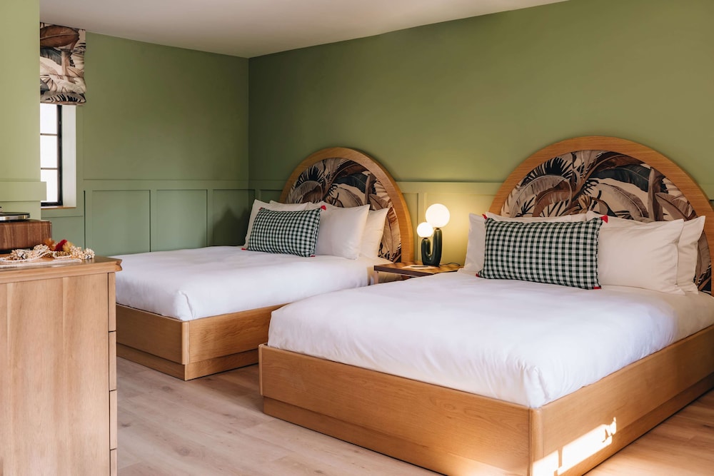 Pool House, Studio, 2 Queen Beds