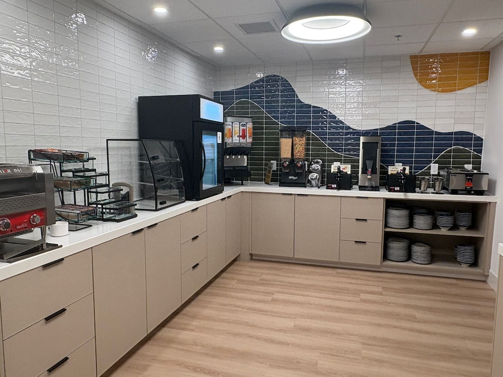 La Quinta Inn & Suites by Wyndham Kelowna BC 12/51
