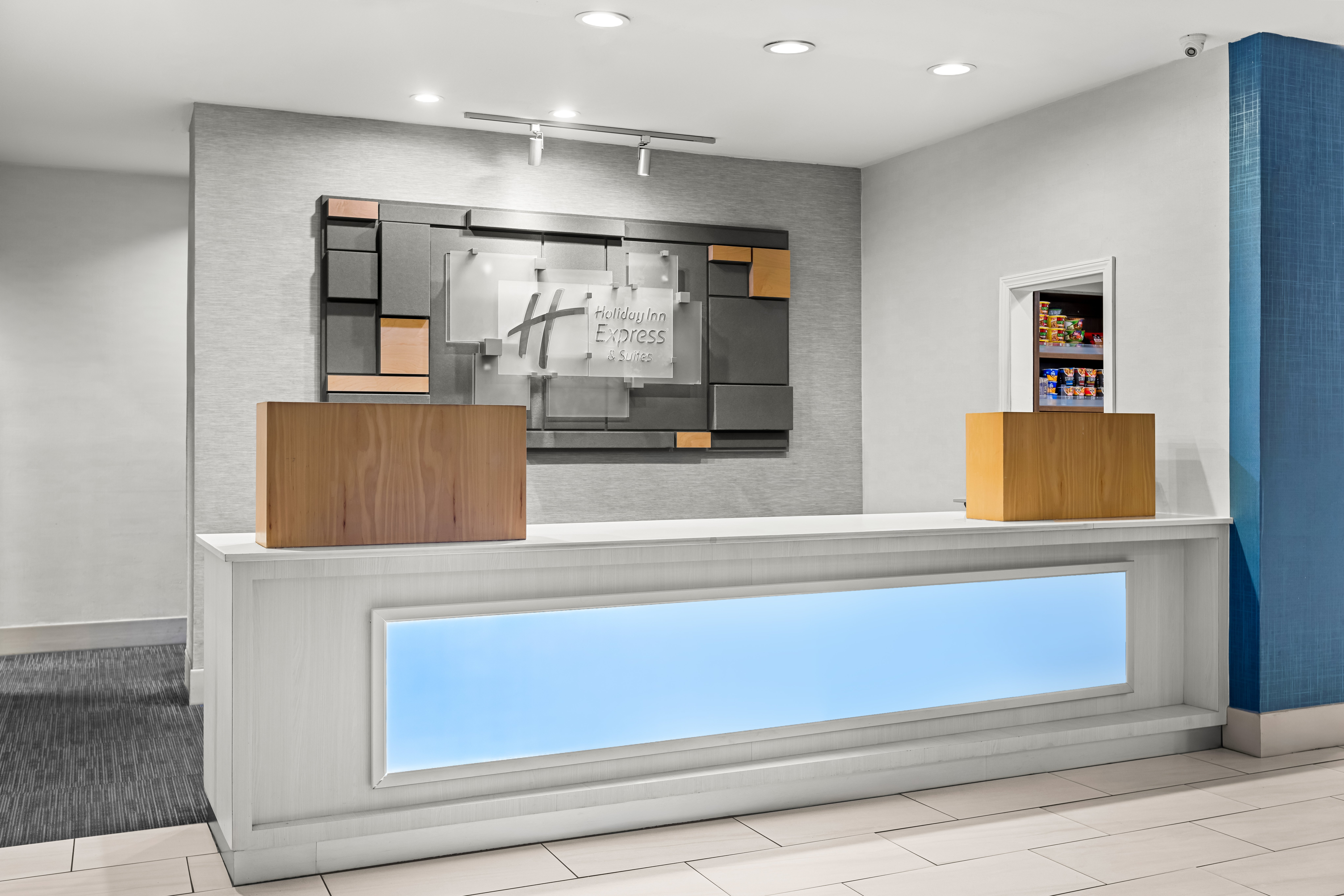 Holiday Inn Express Hotel Suites Savannah Midtown 8/81