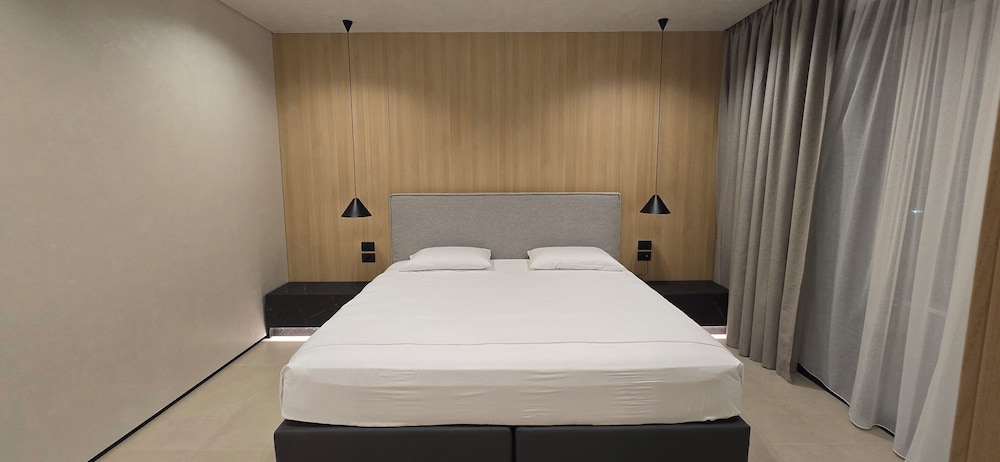 Lion Gate Hotel 12/50