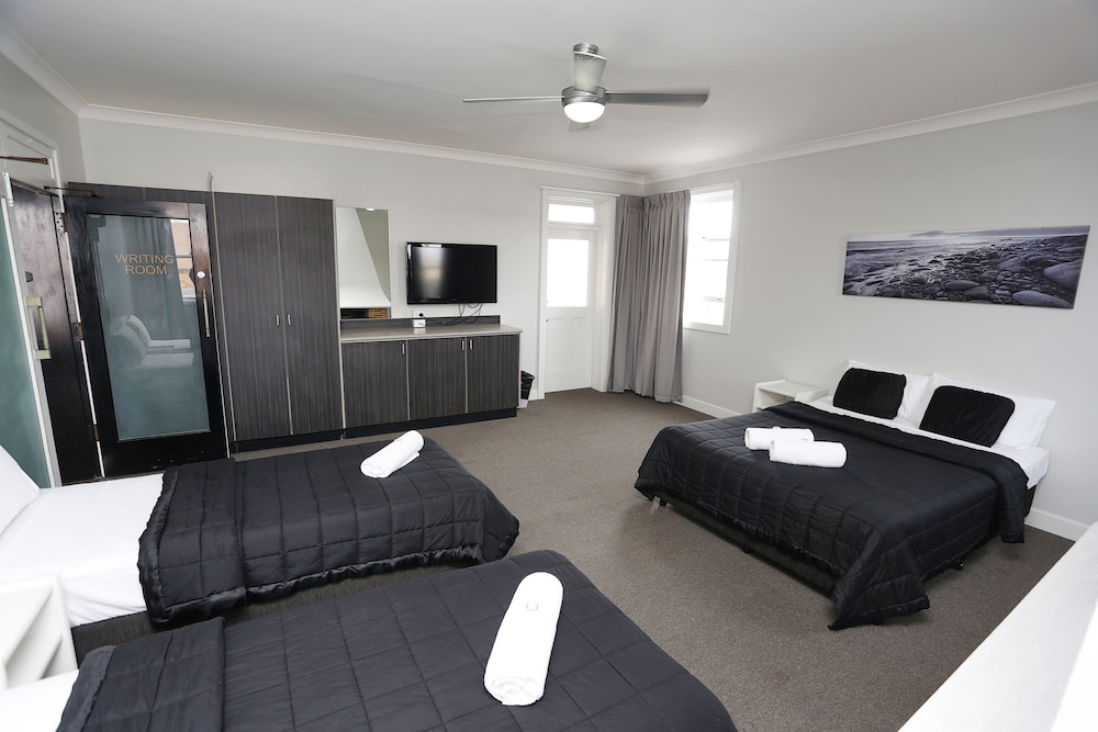 The Lakes Hotel 33/59
