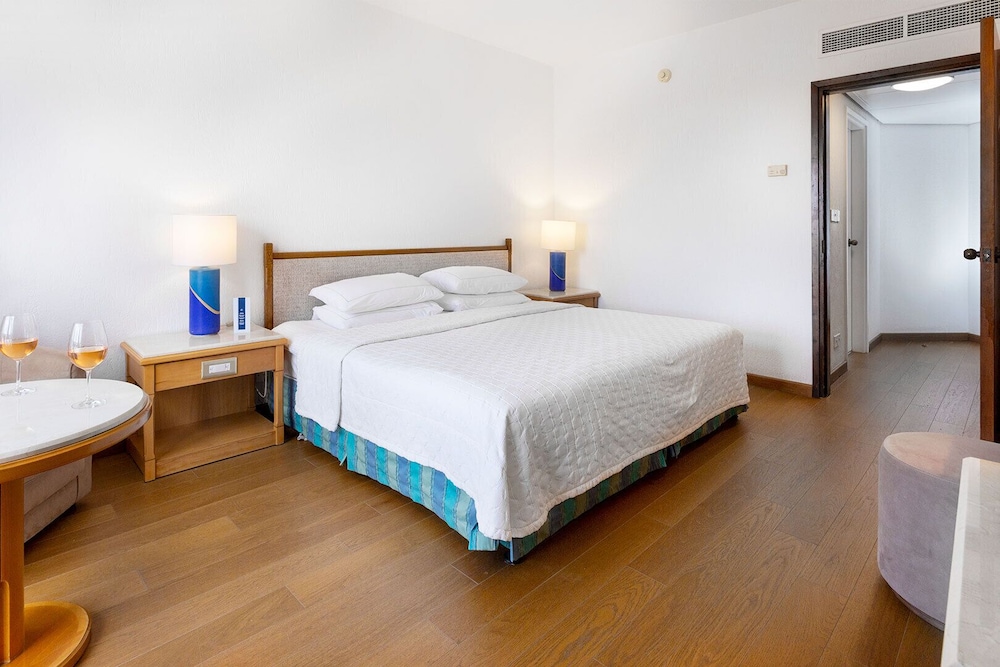 Coral Beach Hotel and Resort 36/95