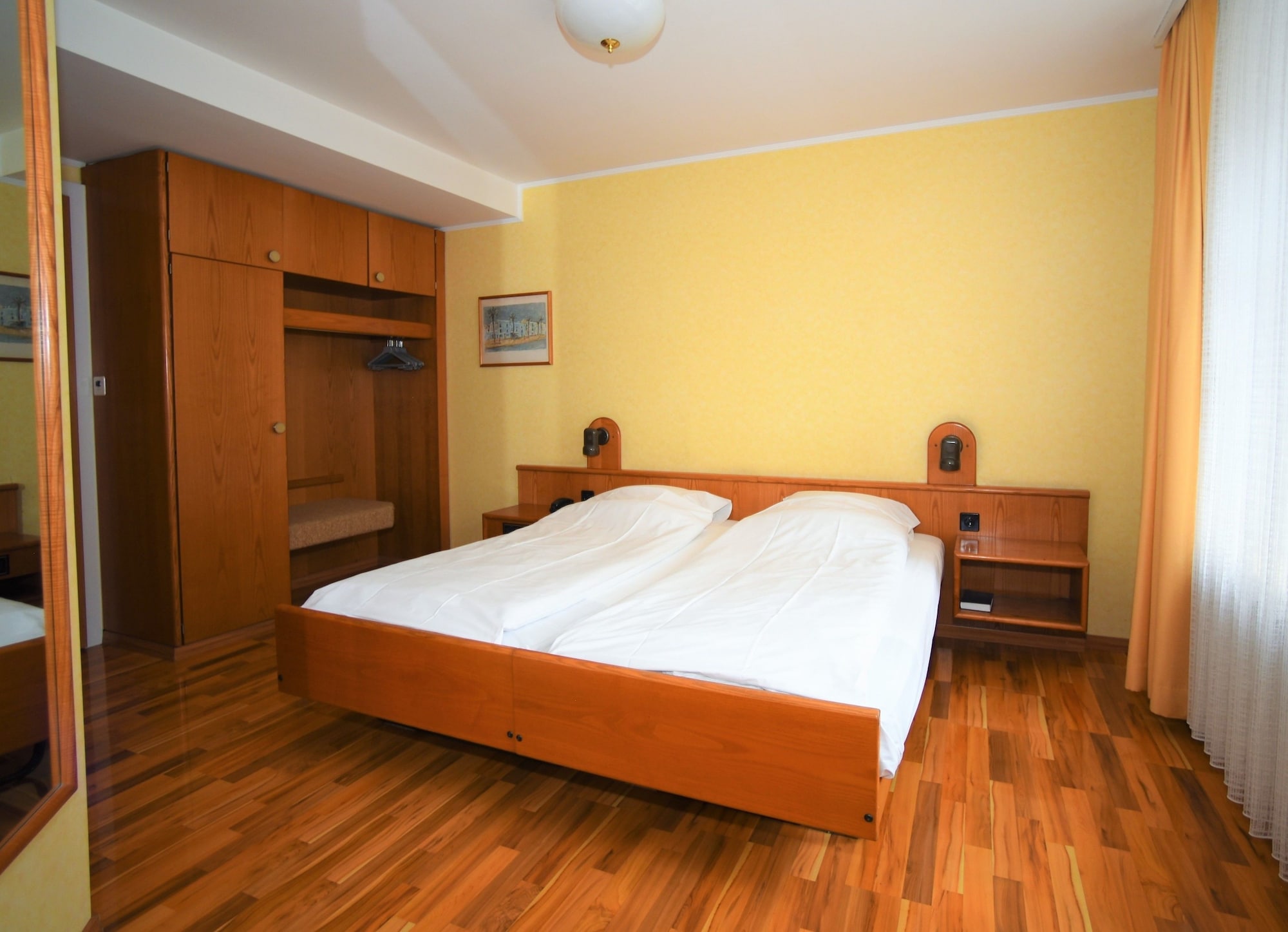 ROOM, DOUBLE BED