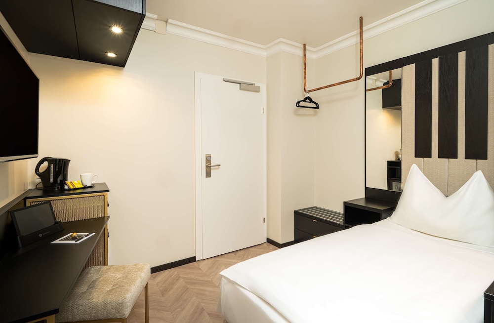 ROOM, SINGLE