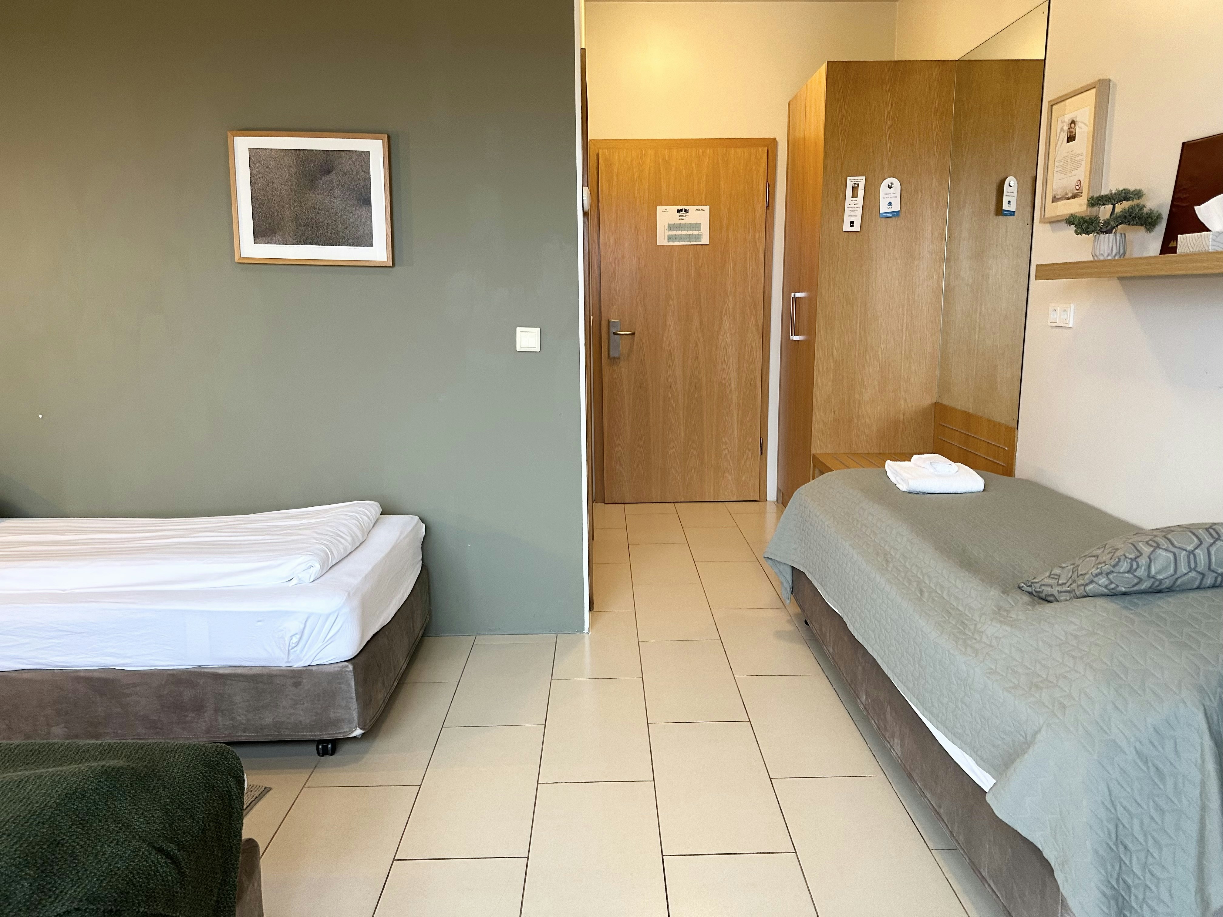 غرفة قياسية ثلاثية بحوض استحمام، Hotel Laki 3/5