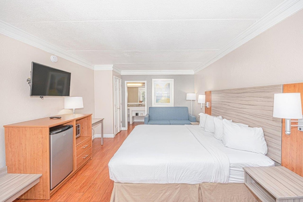 Casa Bella Inn & Suites 16/55