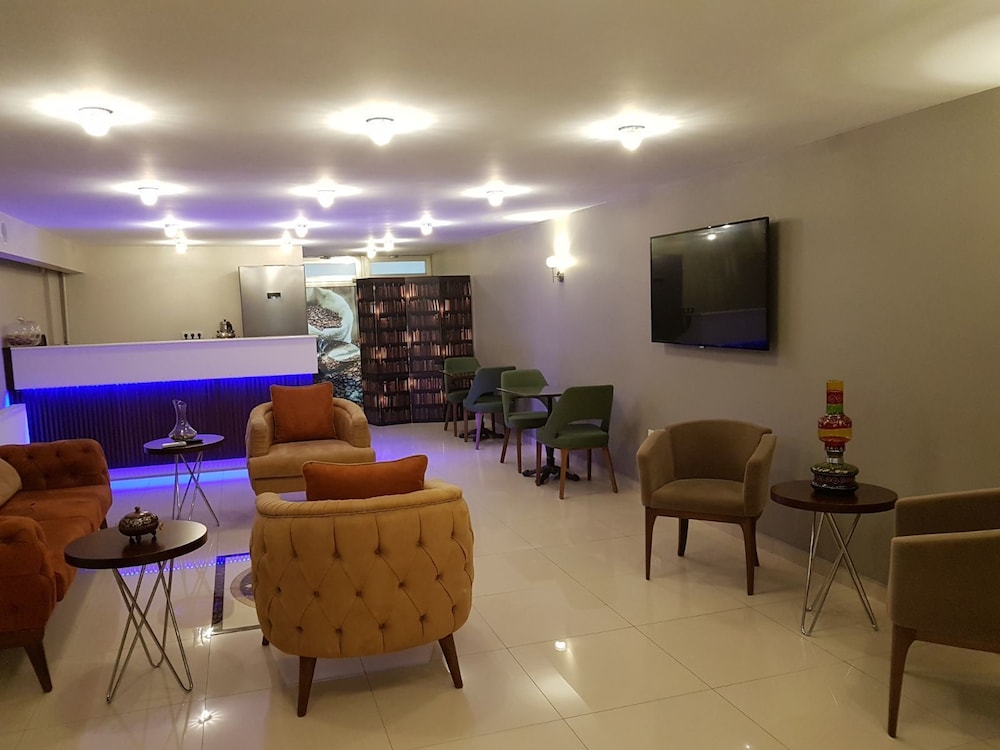 THE CLOCK SUITES 24/44