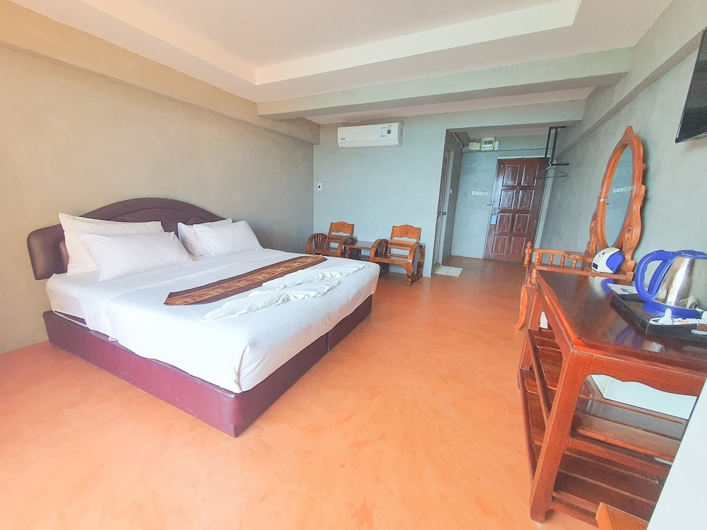 Jirawan Hotel 7/23