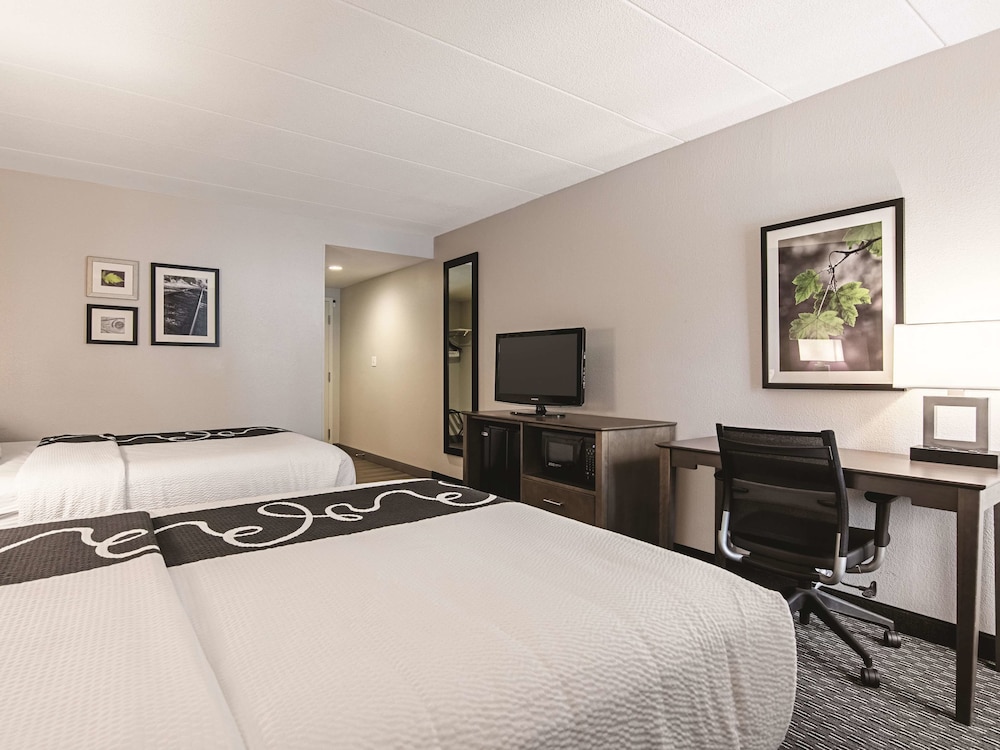 La Quinta Inn and Suites by Wyndham Portland 20/50