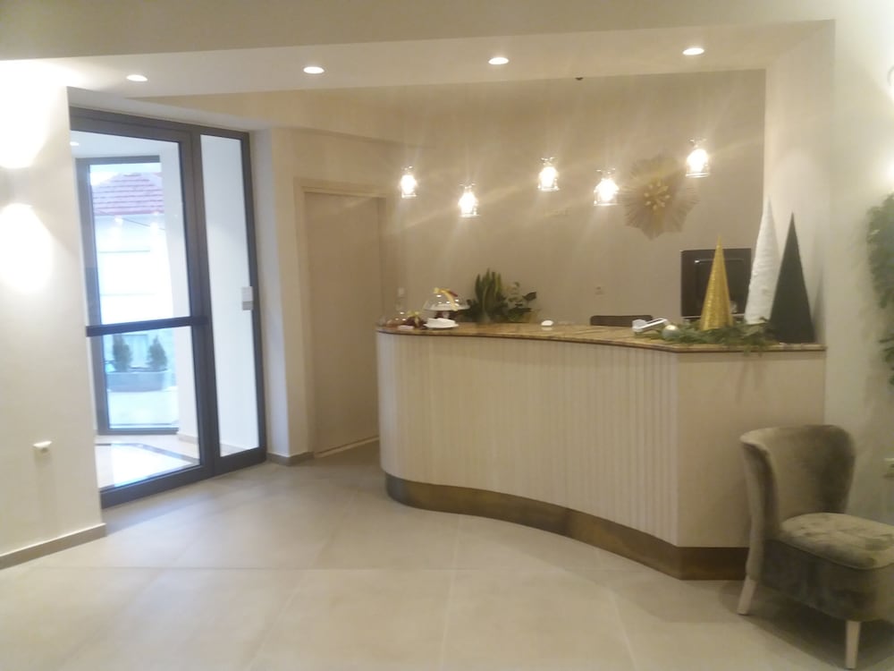 Emerald suites 4/32