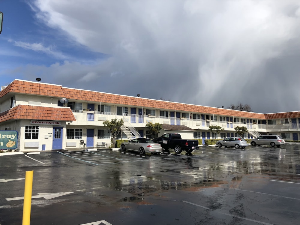 Gilroy Inn 31/33