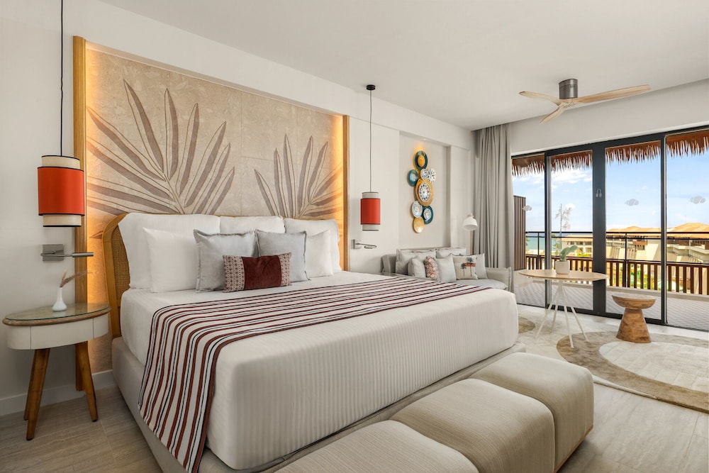 Preferred Club, Junior Suite, King Bed, Partial Ocean View