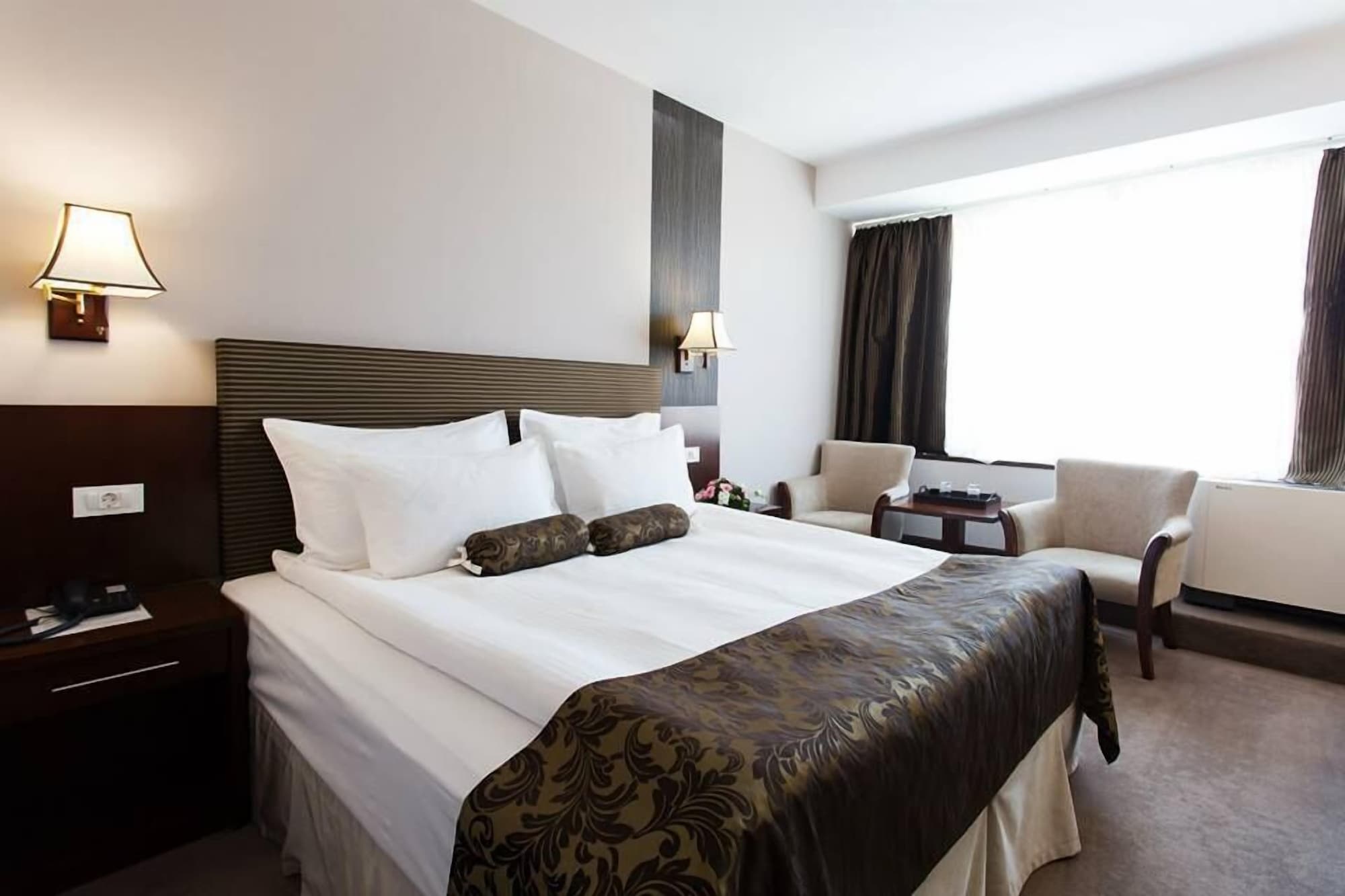 1 BEDROOM, SUITE