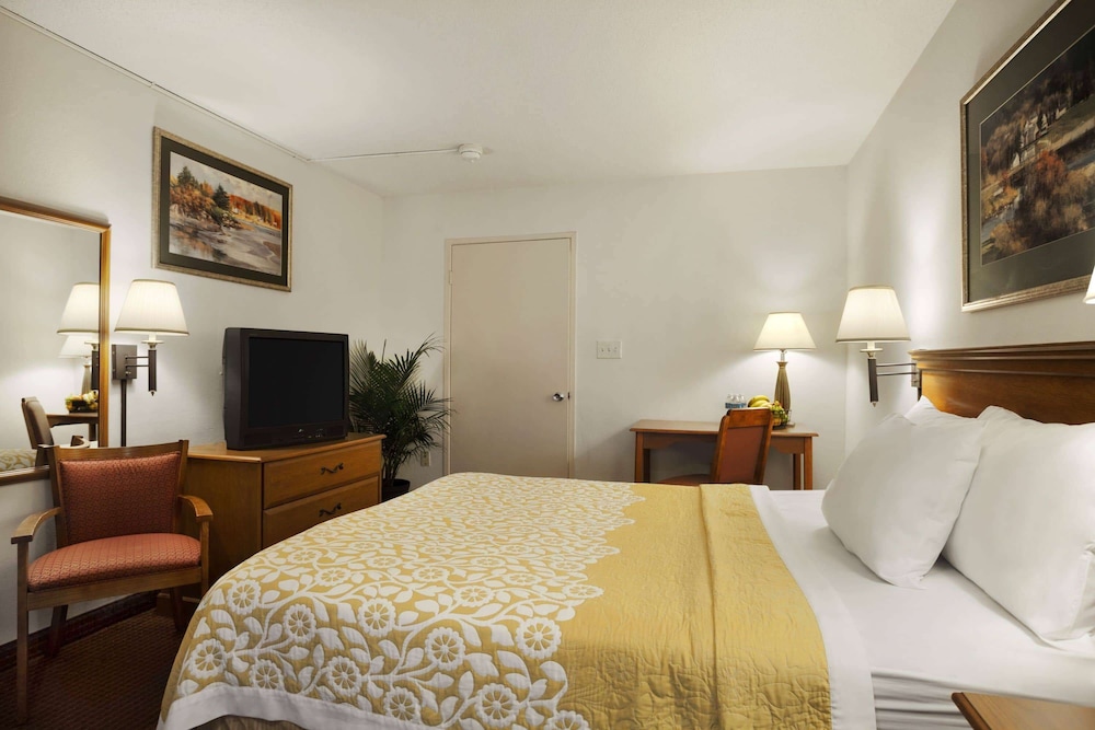 Days Inn By Wyndham Alexandria 6/19