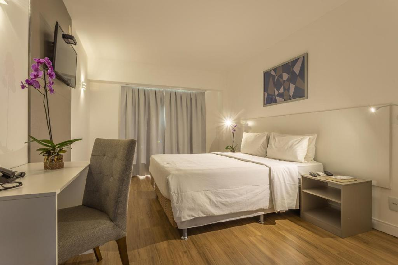 ATH Hotel - Americas Townhouse 10/14