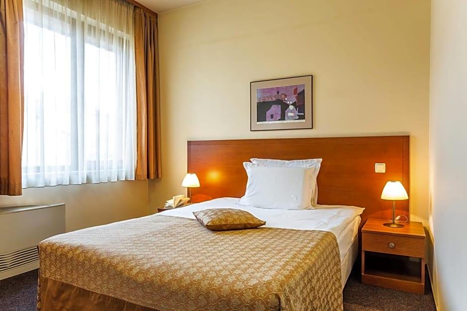 Sofia Place 6/50