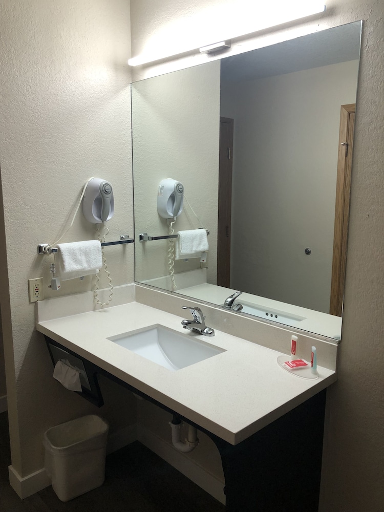 Econo Lodge Washington Harbor 24/30