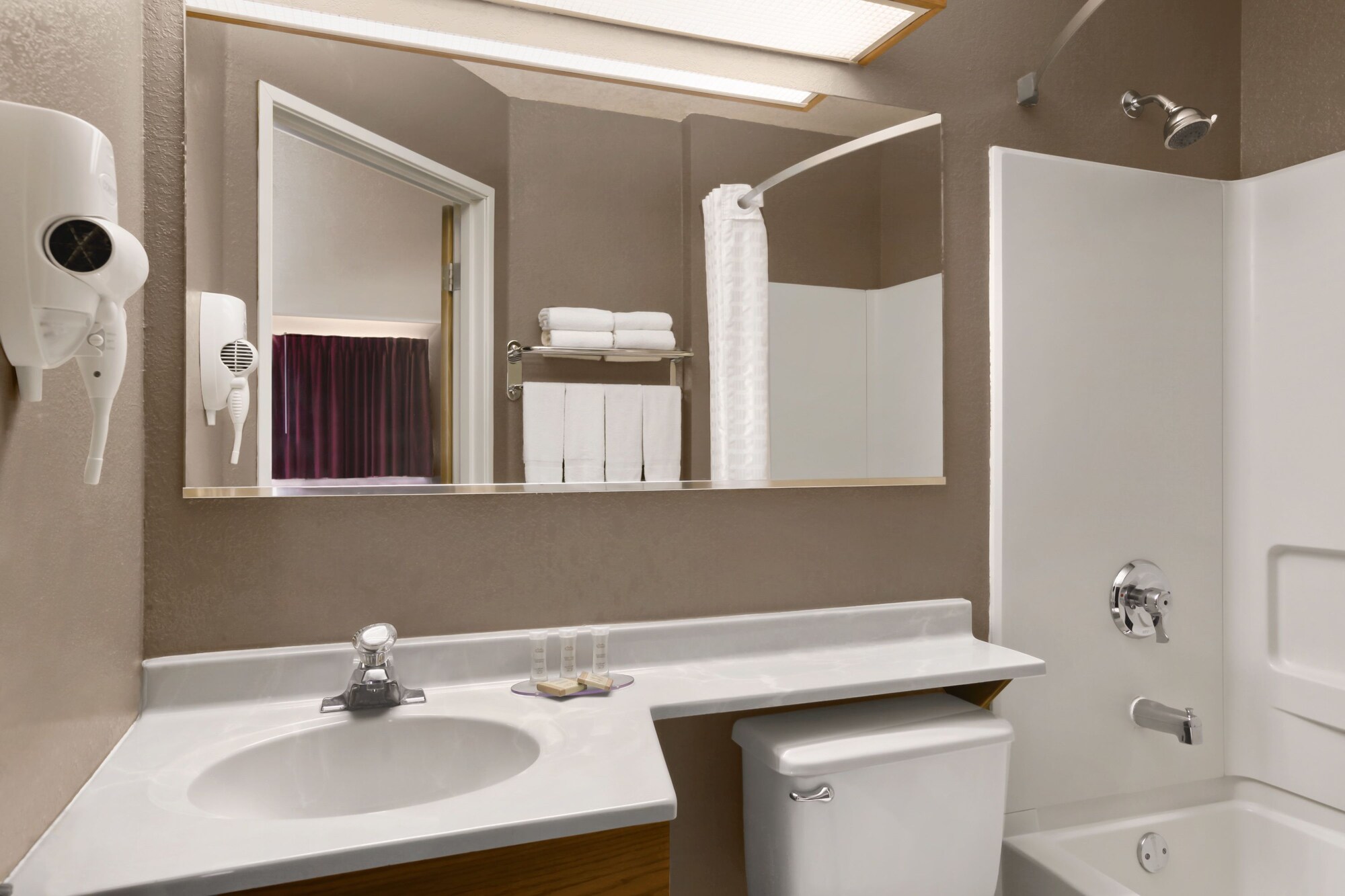 Room, 2 Queen Beds, Super 8 By Wyndham Brookings 7/10