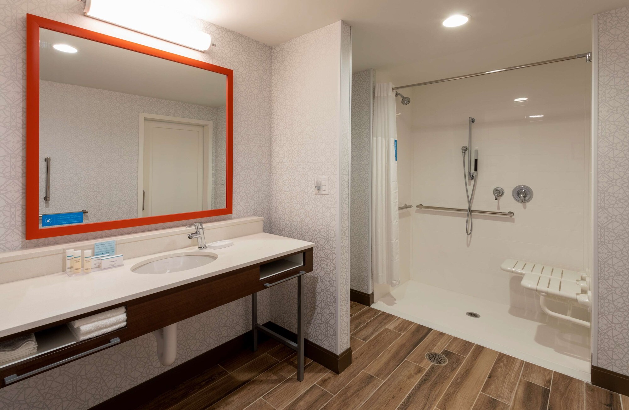 جناح بسرير كينج مع أريكة لذوي الإعاقة، Hampton Inn Eden Prairie Minneapolis Mn 5/7