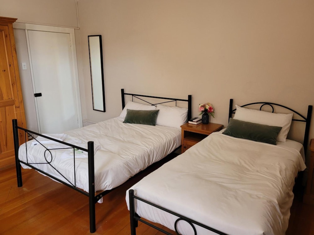 BURWOOD BED AND BREAKFAST 11/47