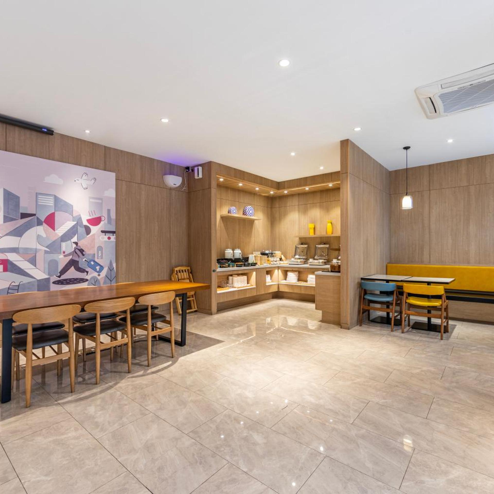 HanTing Premium Hotel (Shanghai Loushanguan Road Subway Station) 39/50