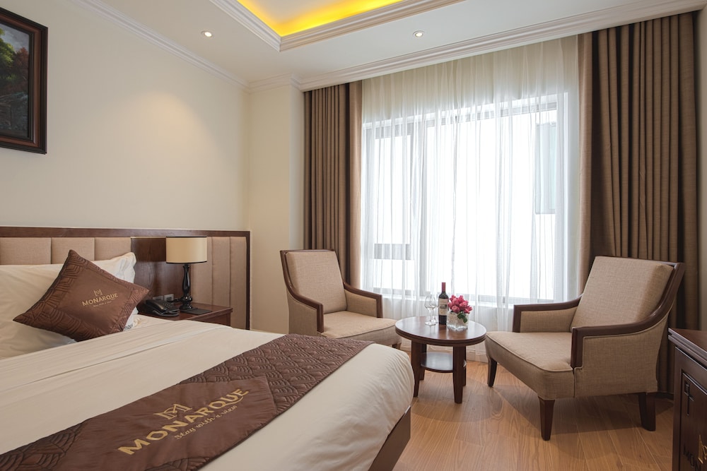 Monarque Hotel 9/50