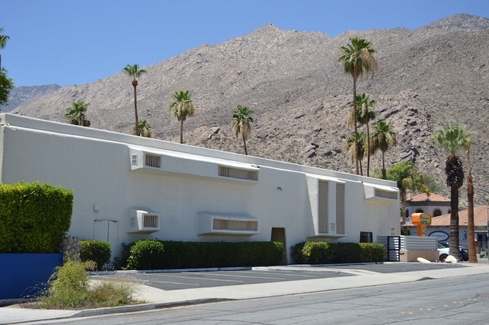 Musicland Hotel 4/49