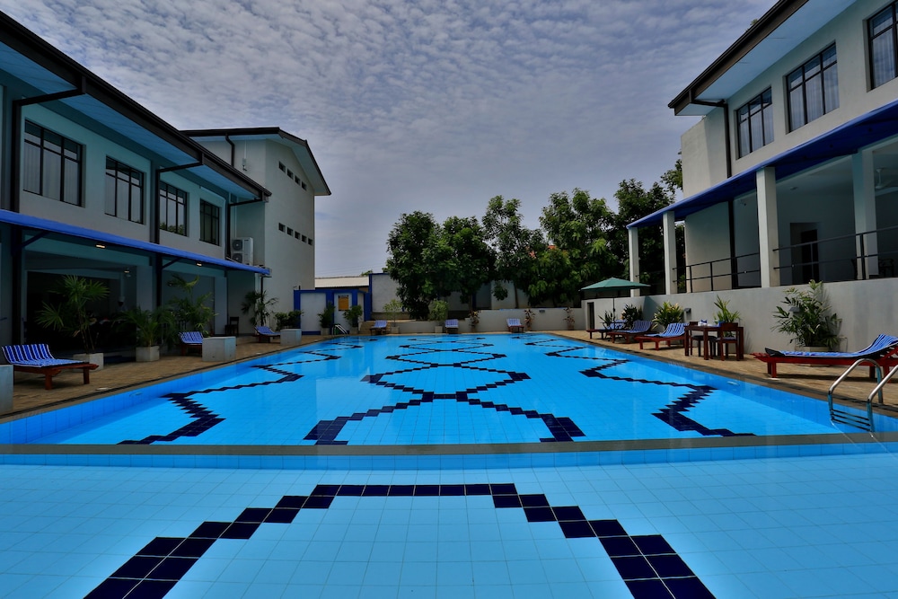 The Blue Wave Hotel 27/50