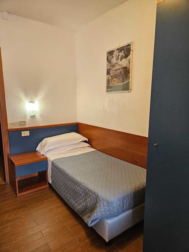 ROOM, SINGLE