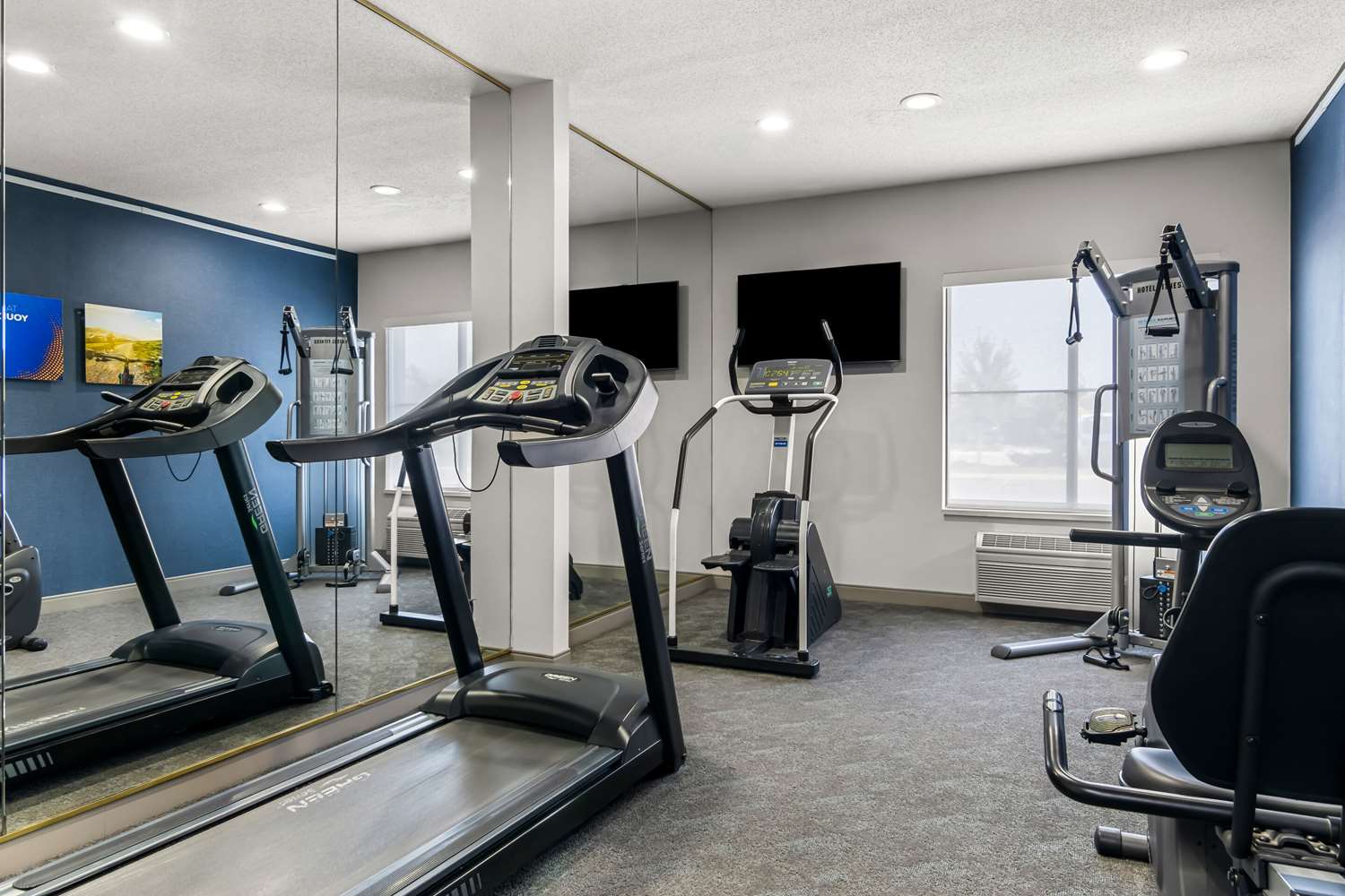 Comfort Inn & Suites near Tinley Park Amphitheater 8/11
