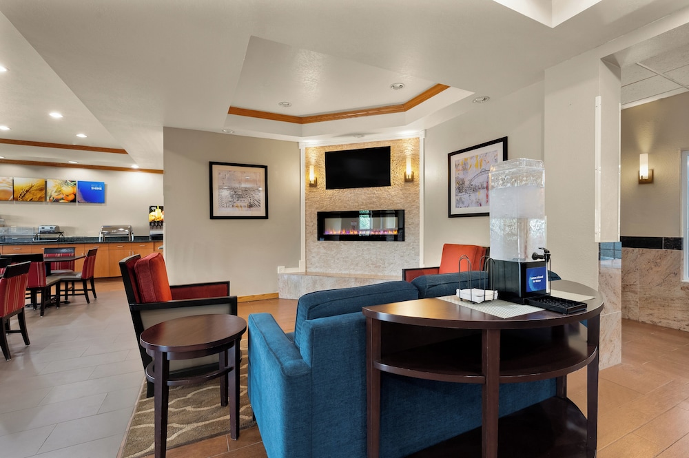 Comfort Inn and Suites Fenton MI 36/50