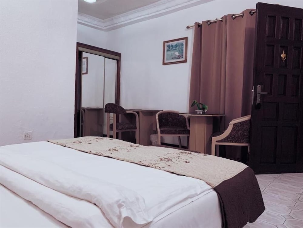 Hill View Hotel West Airport 13/68