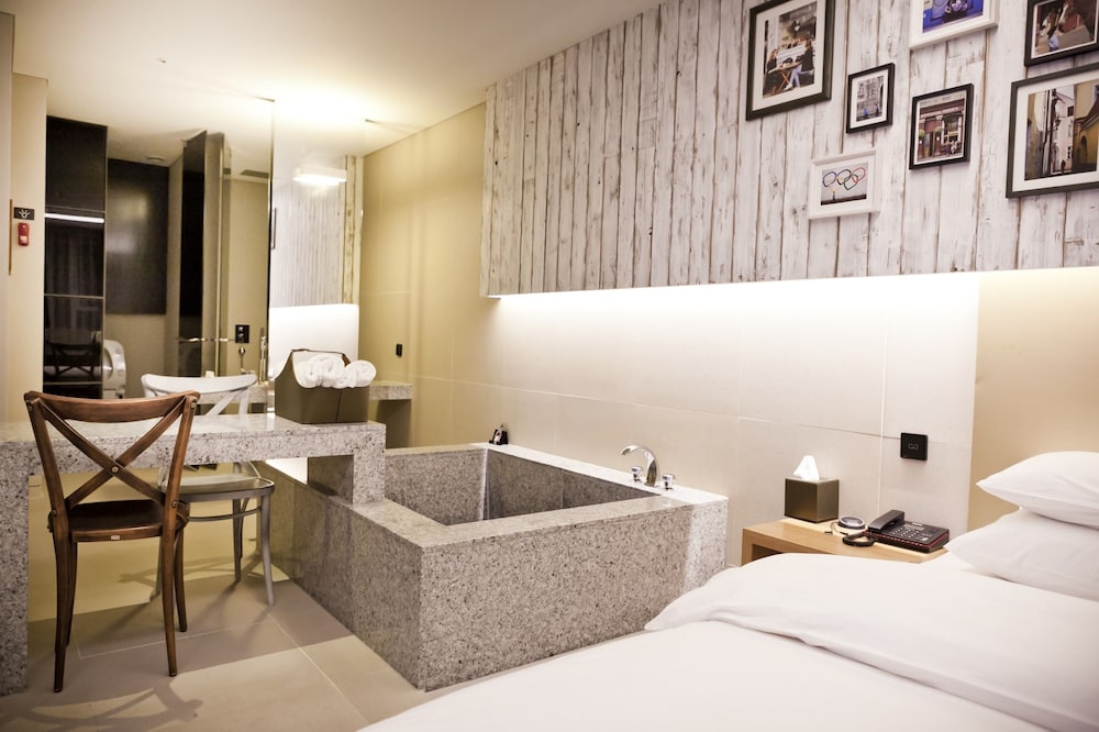 Hotel The Designers Hongdae 60/80