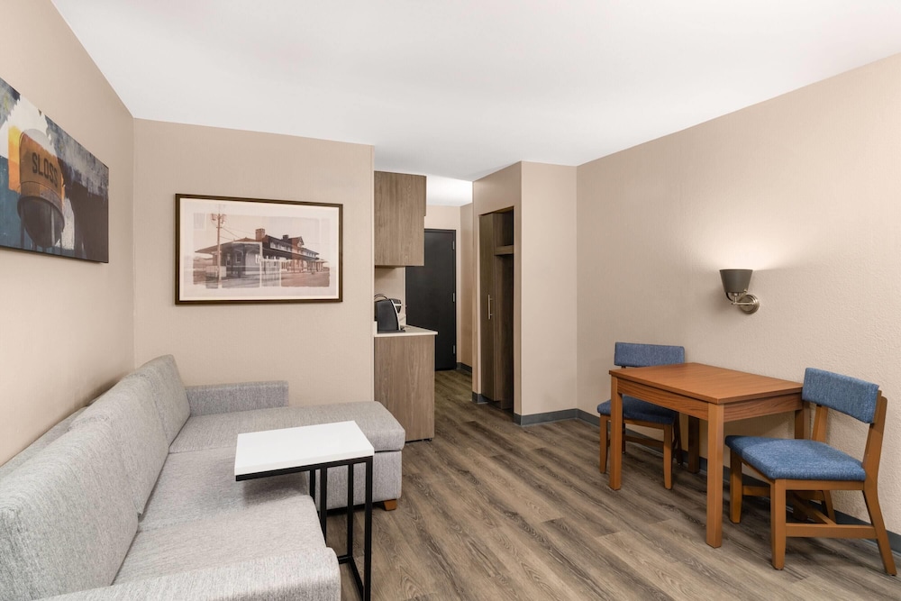 La Quinta Inn & Suites by Wyndham Bessemer 30/49
