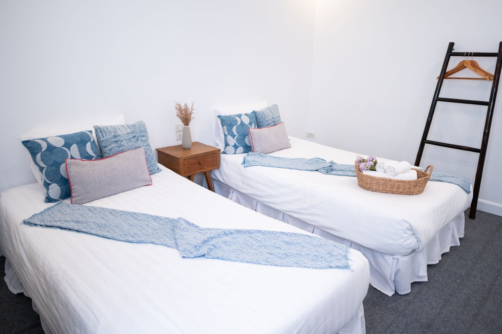EXCLUSIVE, TWIN BEDS