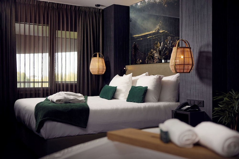 BALI, SUITE, KING BED, JETTED TUB