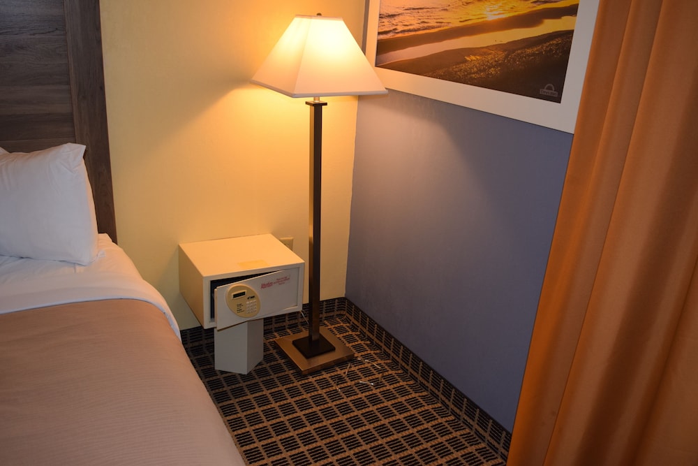 Days Inn By Wyndham Cadillac 15/39